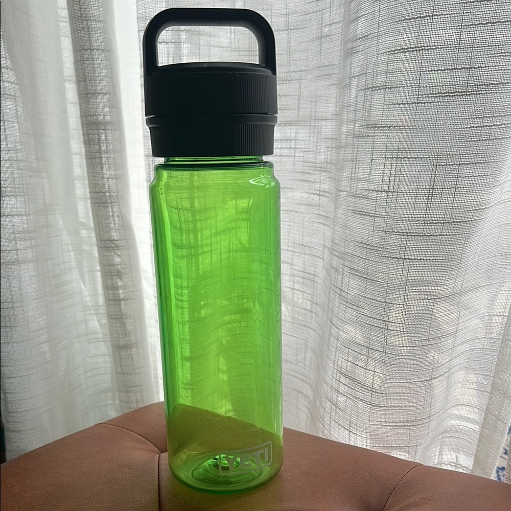 3 for $20 ✨ Yeti Plastic Green Water Bottle with Black Pour Spout Lid